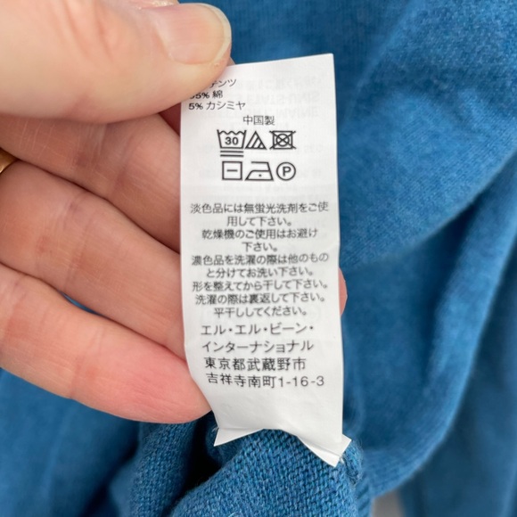 L.L. Bean Men's Blue V-Neck Cotton and Cashmere Sweater - Picture 5 of 7